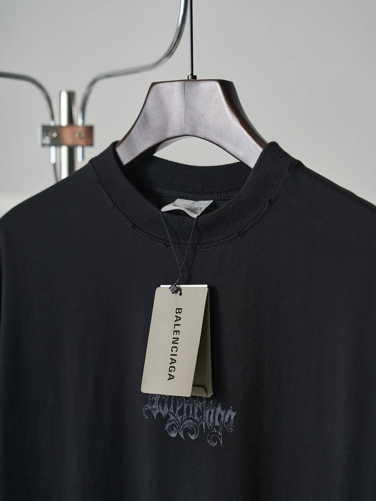 Balenciaga/ T 【In Stock】XS S M L ：24 / 185G ：32 1×1 / 270G 24 ， 。 、 ， ， ； ， 。 32 ， ， ， 。 。 ， ， 。 ， ， Breathable、 。 ， 、 ， ， ，Breathable 。 ； 。 ， Retro 。